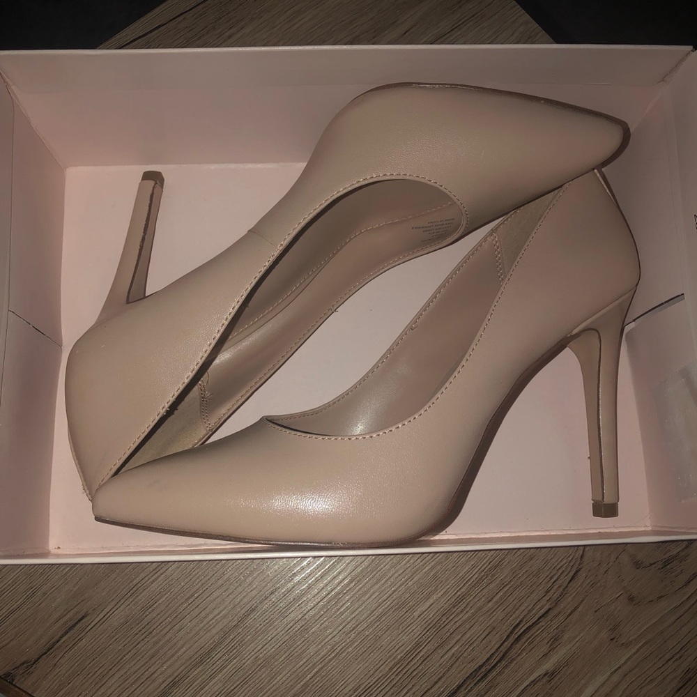 SALE ✨ Any 2 Items, 20% Off ✨ NWT BCBG // Leather Pumps - Picture 4 of 5